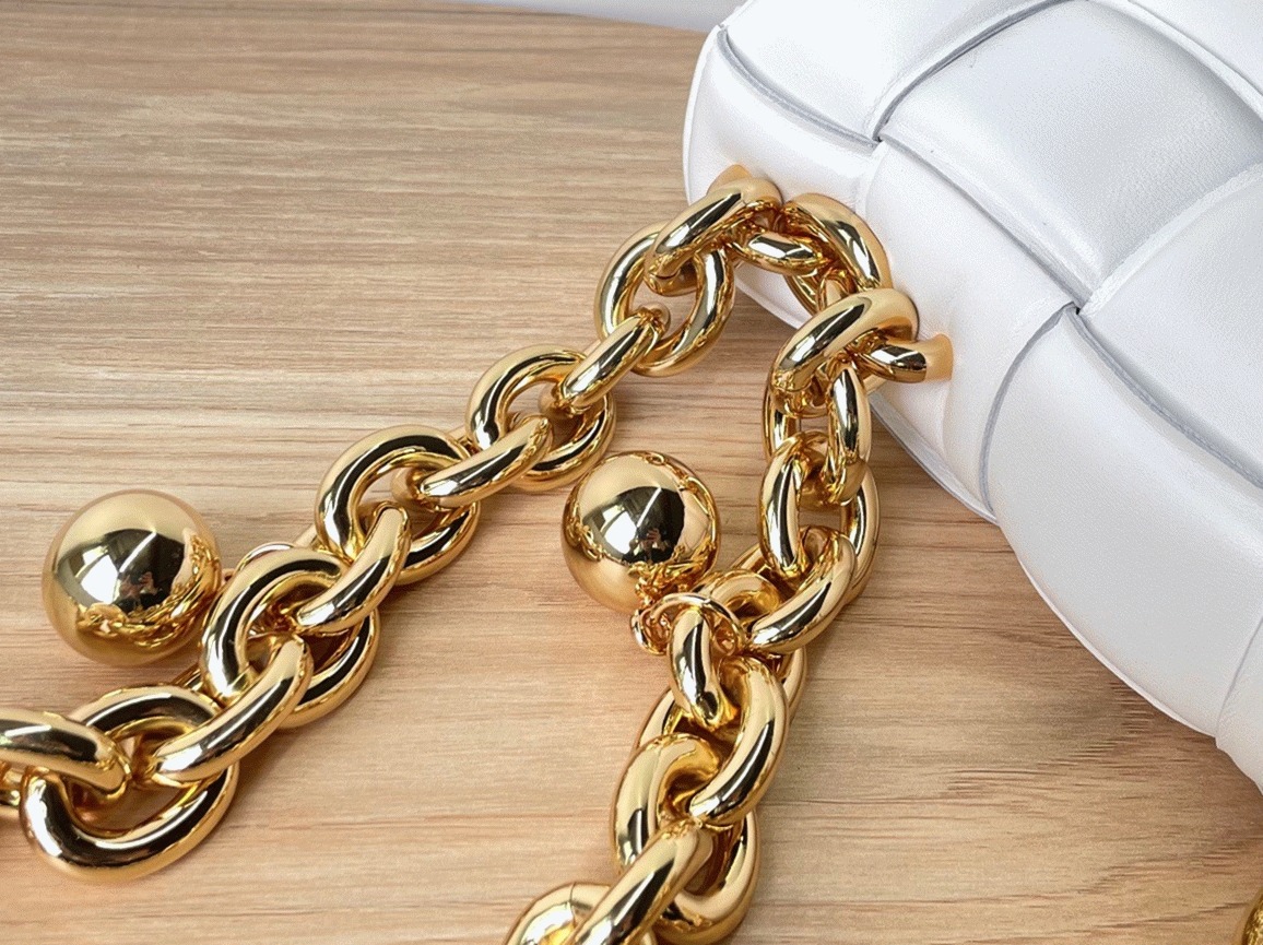 Top Quality Replica Bottega Veneta Chain Cassette Bag In White