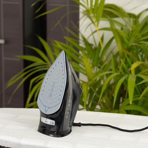Large Steam Iron 2600W - Black by Addis