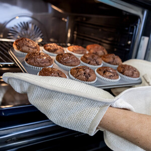 KitchenCraft Oven Glove - White by KitchenCraft