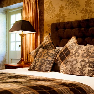 Country House Retreat with Afternoon Tea Gift Experience - Red by Find Me A Gift