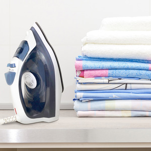 Igenix Lite 1600W Steam Iron - Blue by Igenix