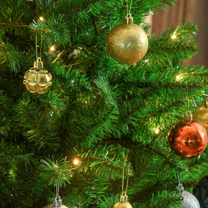 HOMCOM Prelit Artificial Christmas Tree with Warm White Lights - Green / 5ft by HOMCOM