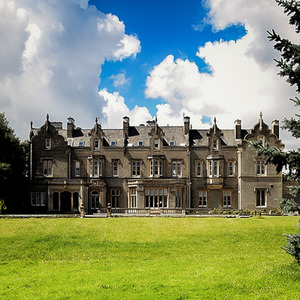 One Night Escape with Dinner for Two Gift Experience - Red by Find Me A Gift