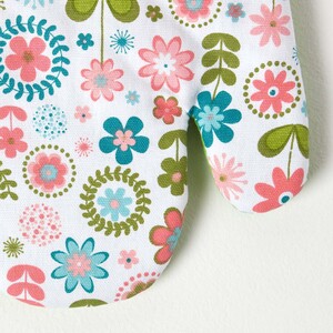 Retro Flower Cotton Oven Glove - Green by Homescapes