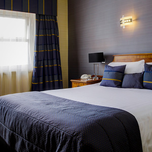 One Night Escape with Dinner for Two Gift Experience - Red by Find Me A Gift