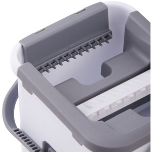 Livingandhome Flat Mop Bucket Set with 3 Pads - White by Livingandhome