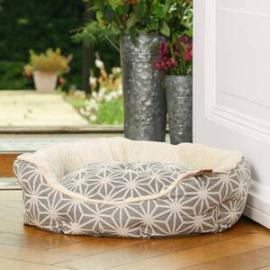 Warm Cosy Geometrical Scalloped Dog Bed - Grey / 57cm by Dream Paws