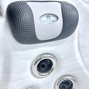 Devotion Hot Tub - White by Fonteyn