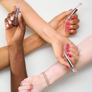 essence Meta Glow Colour Changing Lipstick - Transparent by essence