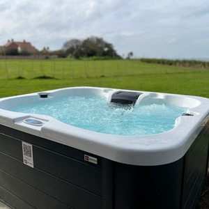 Sparkling Hot Tub - White by Passion