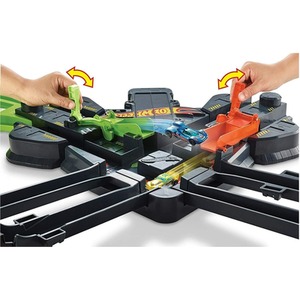 Colossal Crash Figure 8 Track Set - Multi-Colour by Hot Wheels