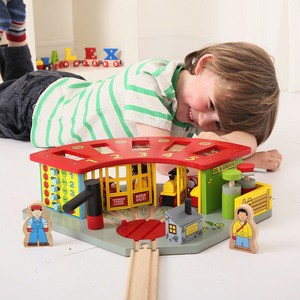 5 Way Engine Shed - Multi-coloured by Bigjigs Rail