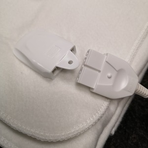 Electric Blanket Throw with Temperature Settings - White / 107cm by Samuel Alexander