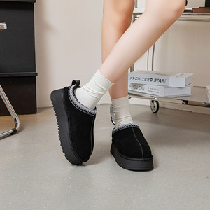 Non-Slip Warm Faux Fur Slippers by komore