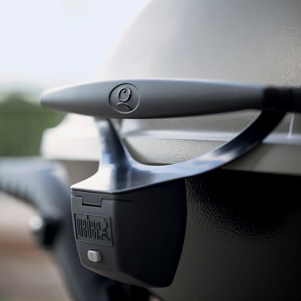 Q 3200 Liquid Propane Gas Grill in Titanium