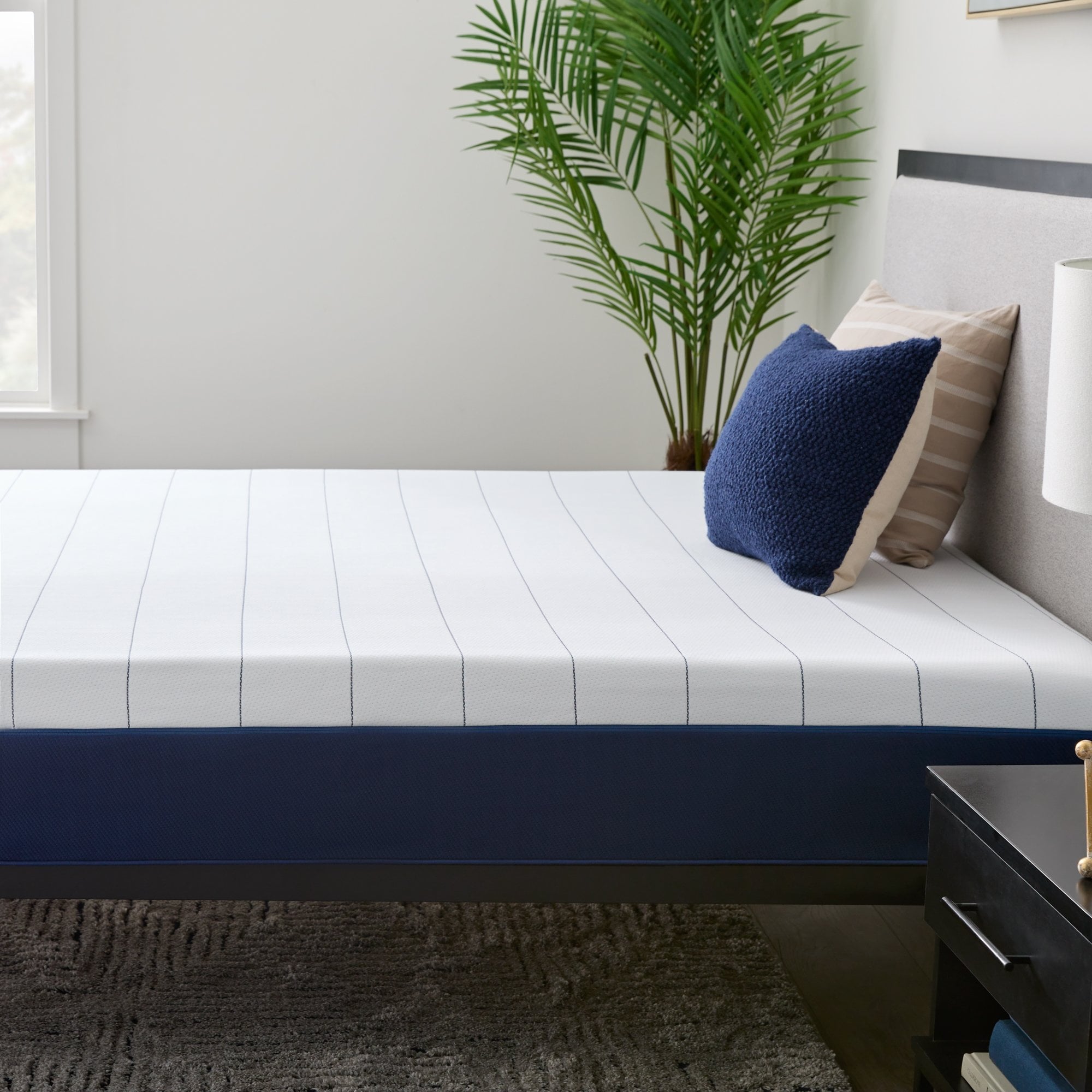 Home 10�� Hybrid of Gel Memory Foam and Pocket Coils Mattress. Queen