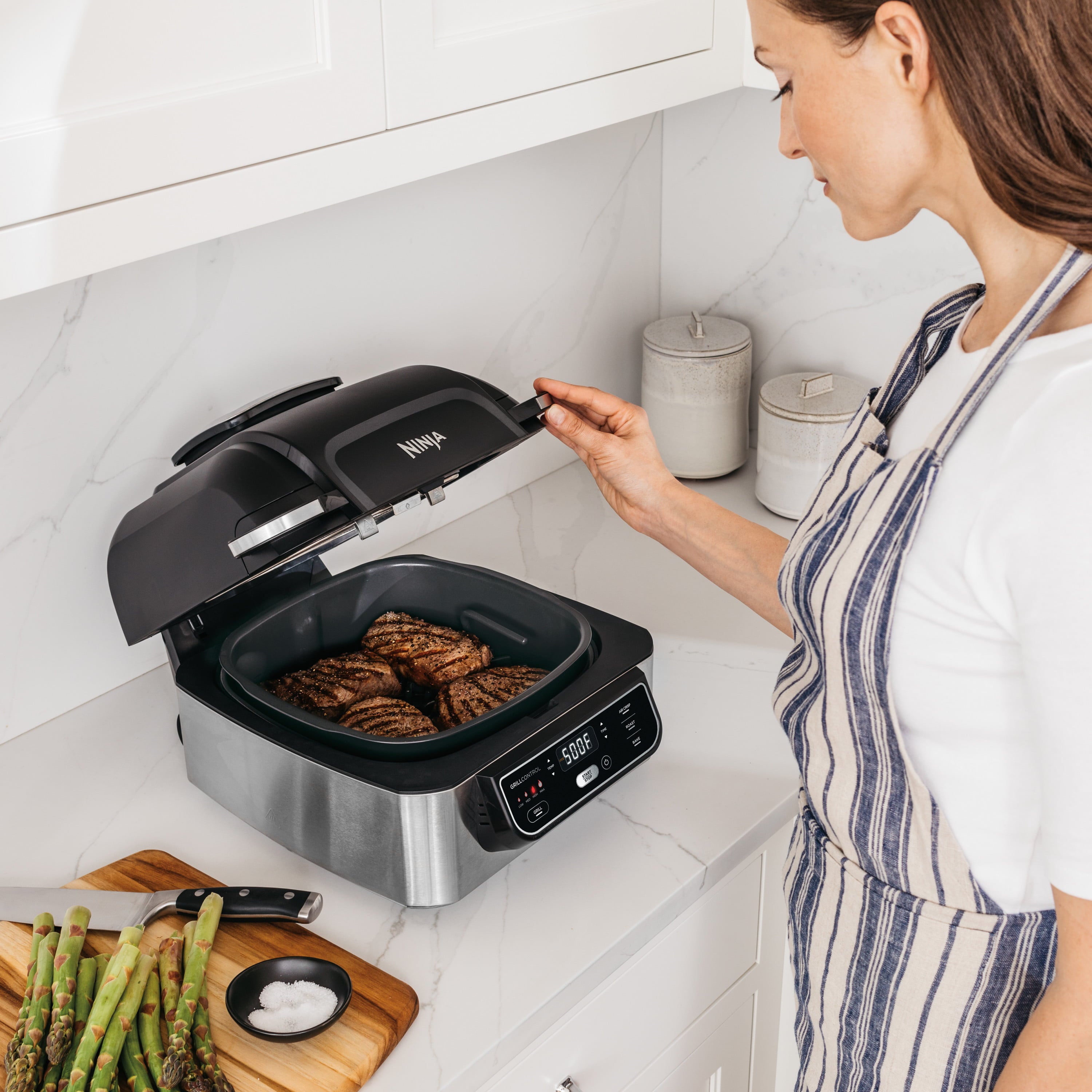 Foodi? 4-in-1 Indoor Grill with 4-Quart Air Fryer. Roast. & Bake. AG300