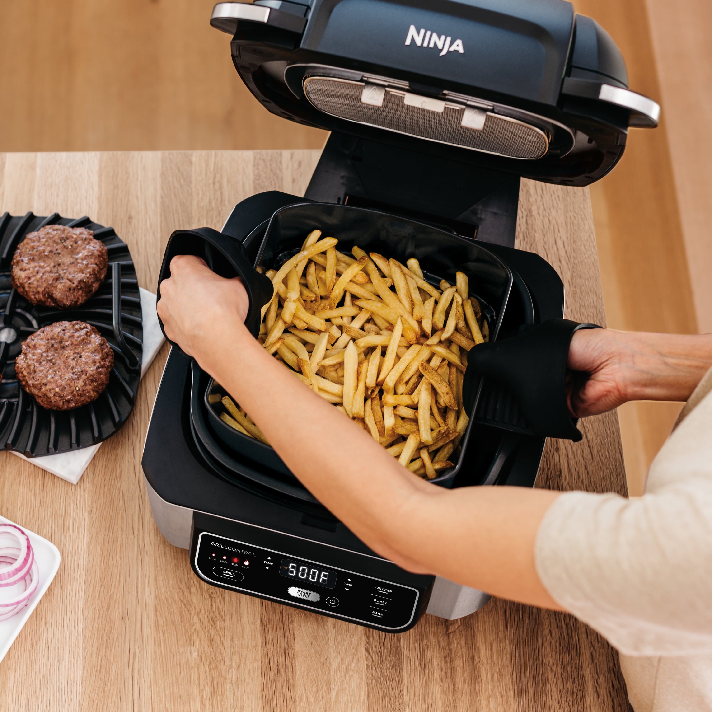 Foodi? 4-in-1 Indoor Grill with 4-Quart Air Fryer. Roast. & Bake. AG300