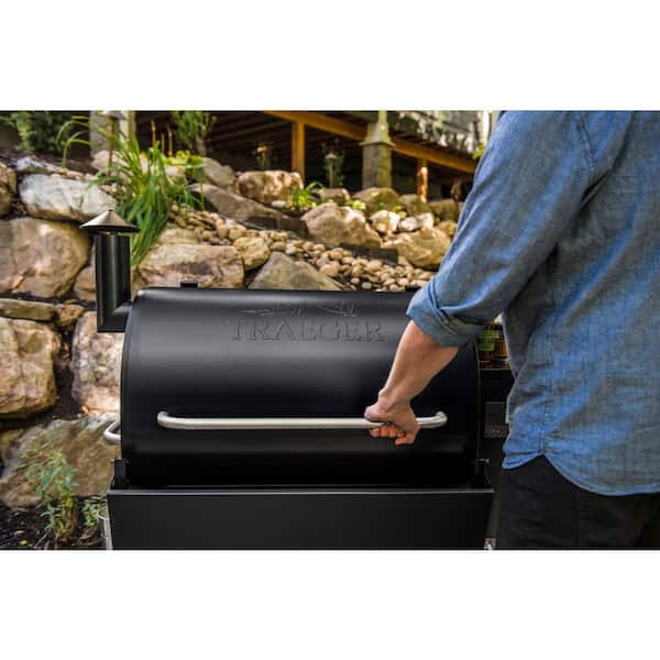 Pro 780 Wifi Pellet Grill and Smoker in Black