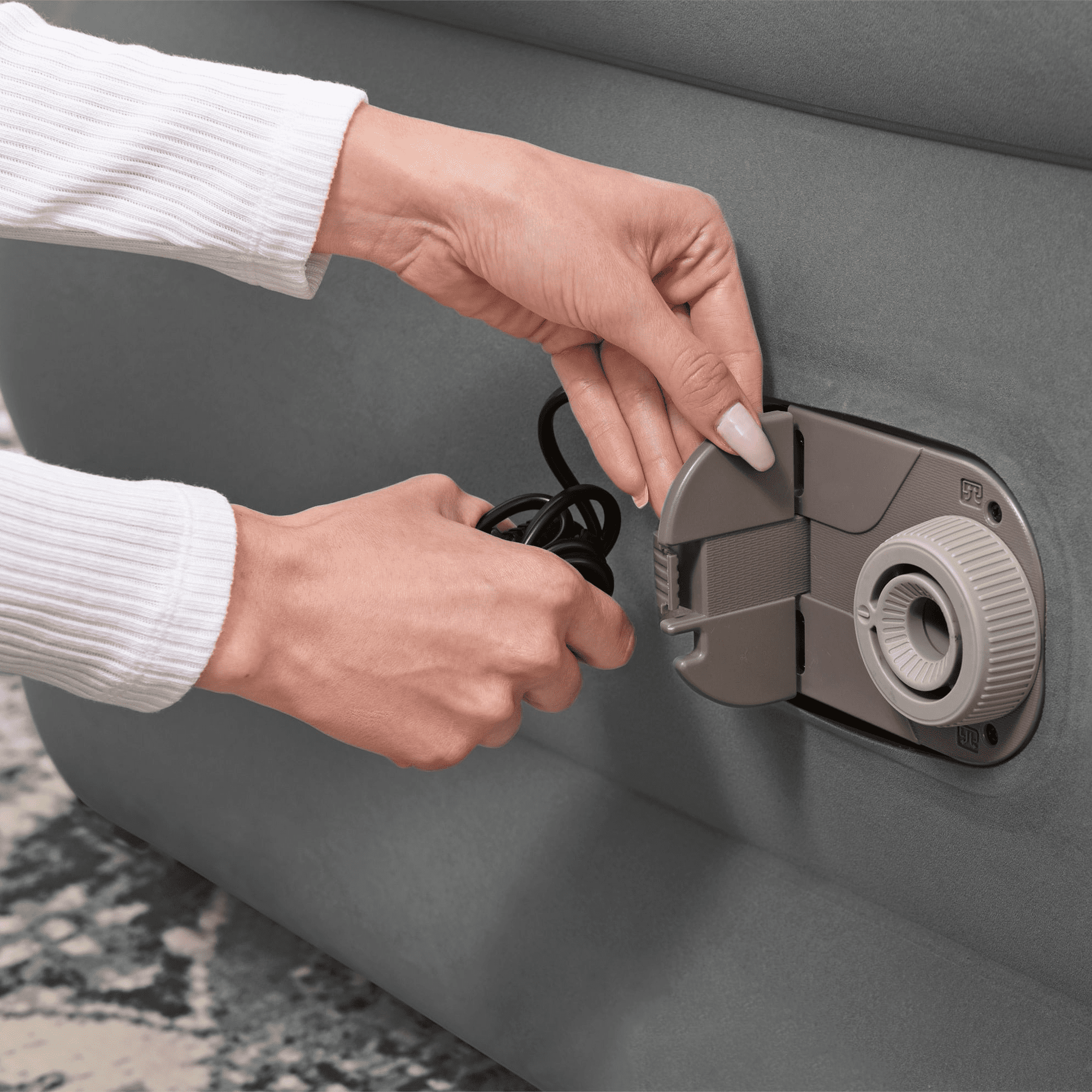 Headboard 18 Queen Air Mattress with Built-in Pump