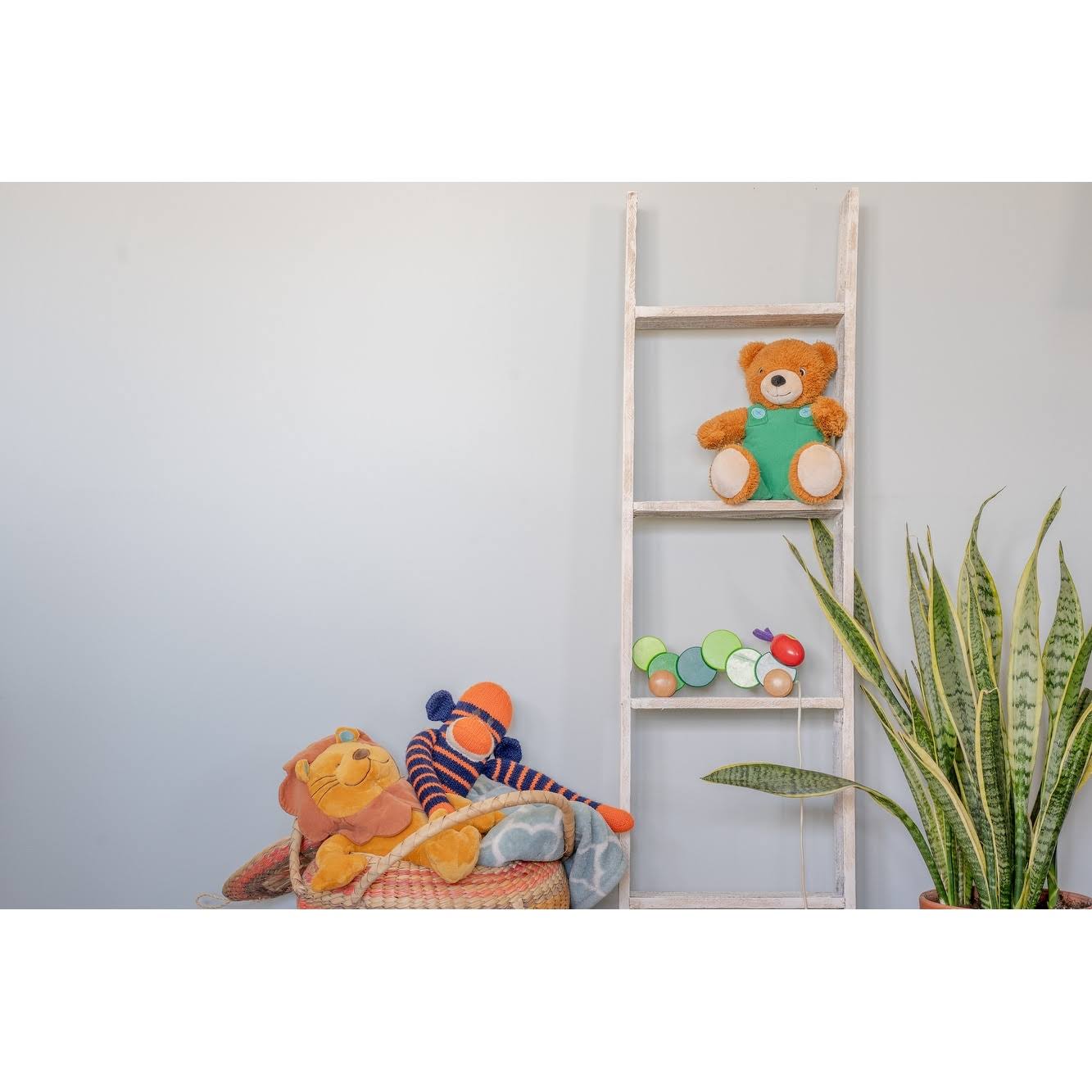 BarnwoodUSA Rustic Farmhouse 5 Feet White Wash Wooden Decorative Bookcase Picket Ladder