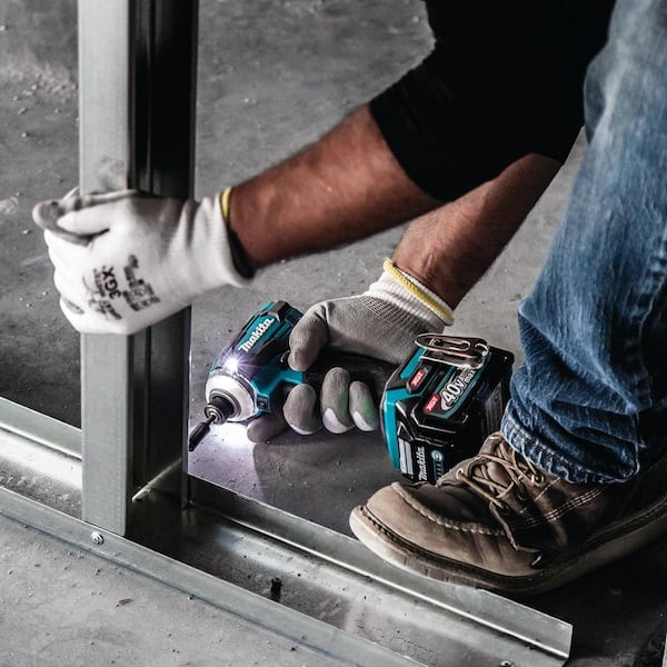 40V Max XGT Brushless Cordless 4-Piece Combo Kit (Hammer Driver-Drill/Impact Driver/Circ Saw/Flashlight) 2.5Ah/4.0Ah