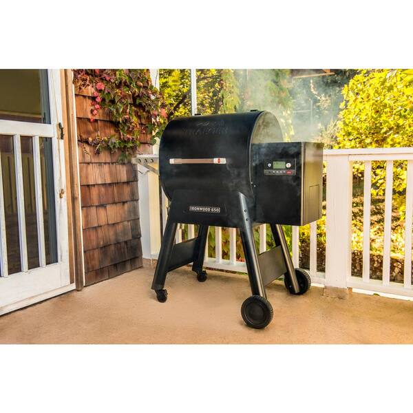 Ironwood 650 Wifi Pellet Grill and Smoker in Black