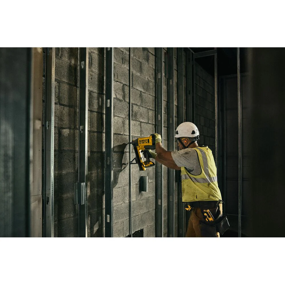 Dewalt DGN845D1 20V MAX XR Trak It C6 Gas Nailer Kit