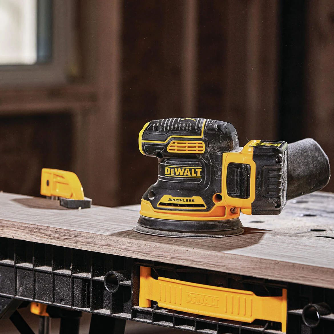 DeWALT DCW210P1 20V 5-Inch 5.0Ah Brushless Random Orbital Sander Kit