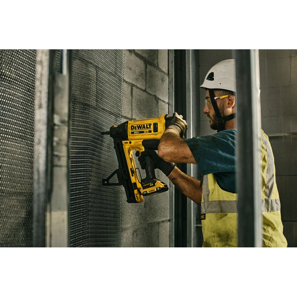 Dewalt DGN845D1 20V MAX XR Trak It C6 Gas Nailer Kit