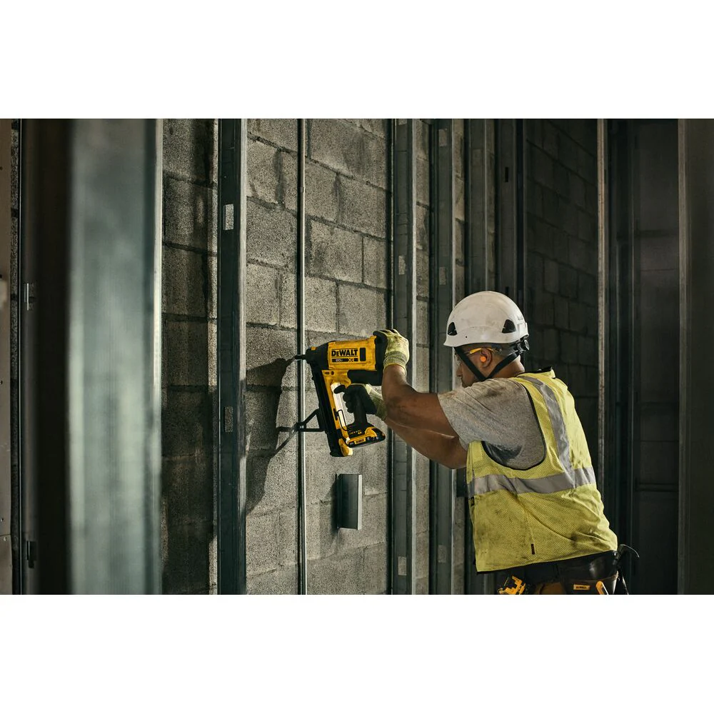 Dewalt DGN845D1 20V MAX XR Trak It C6 Gas Nailer Kit