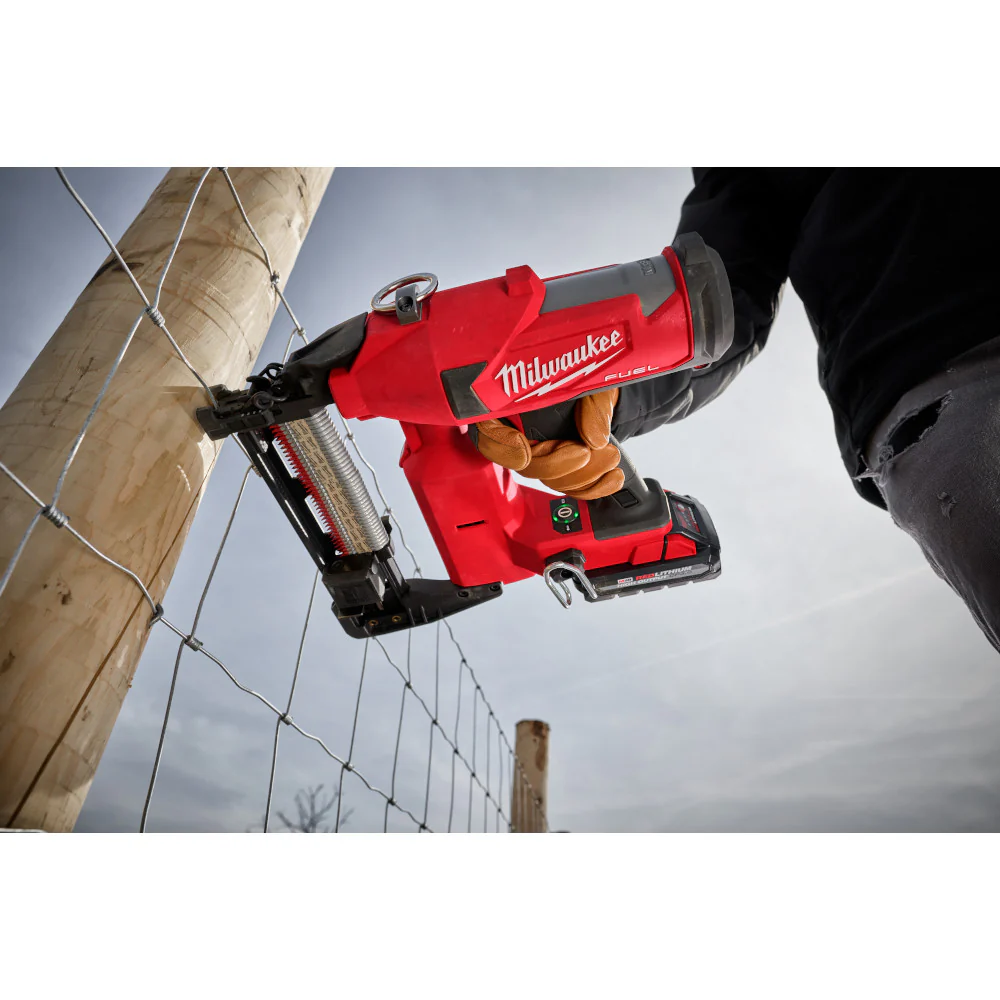 Milwaukee 2843-22 M18 18V FUEL Li-Ion Cordless Utility Fencing Stapler Kit