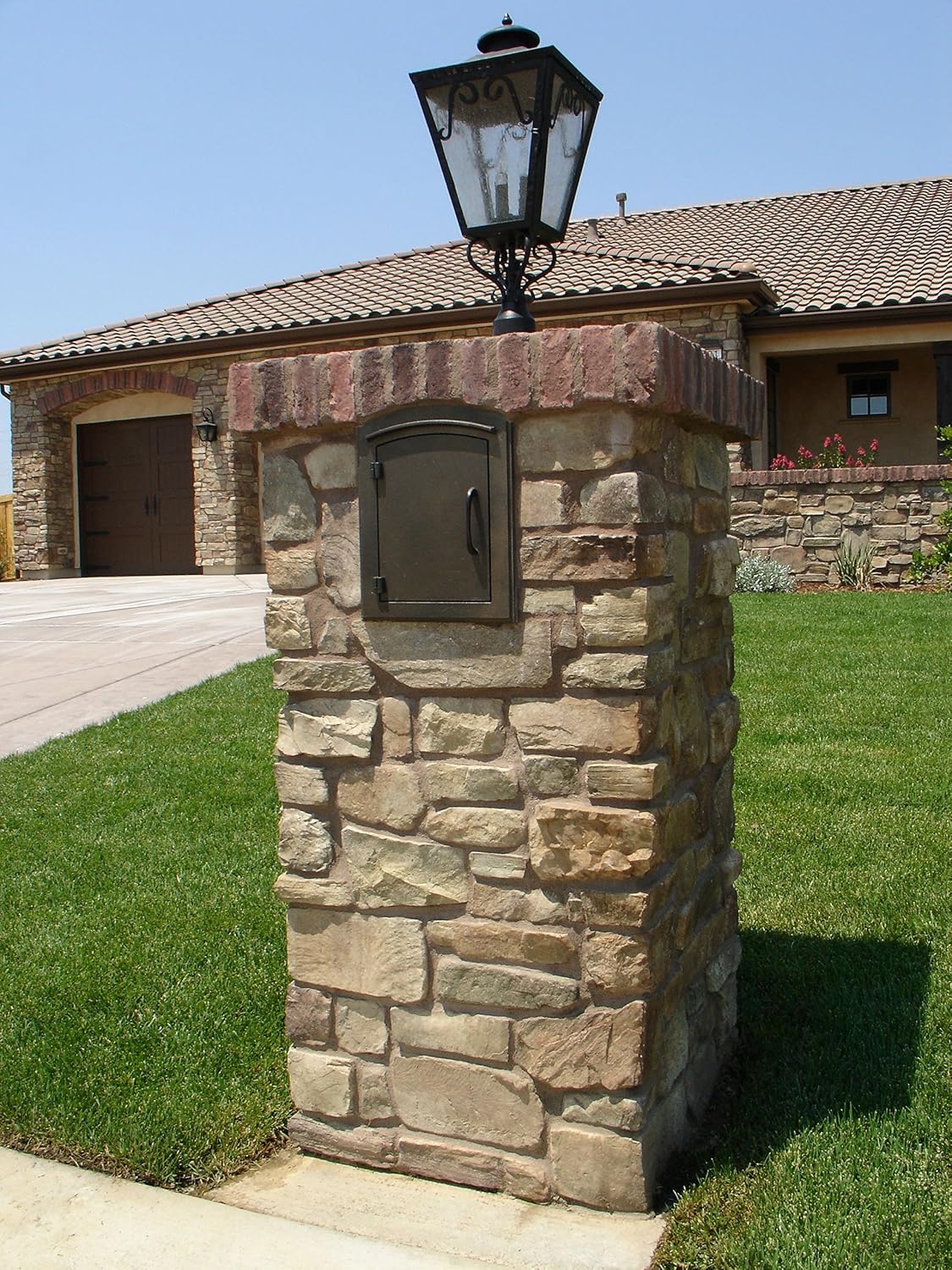 QualArc MAN-1400BL Manchester Column Mount Mailbox Plain Door, Black