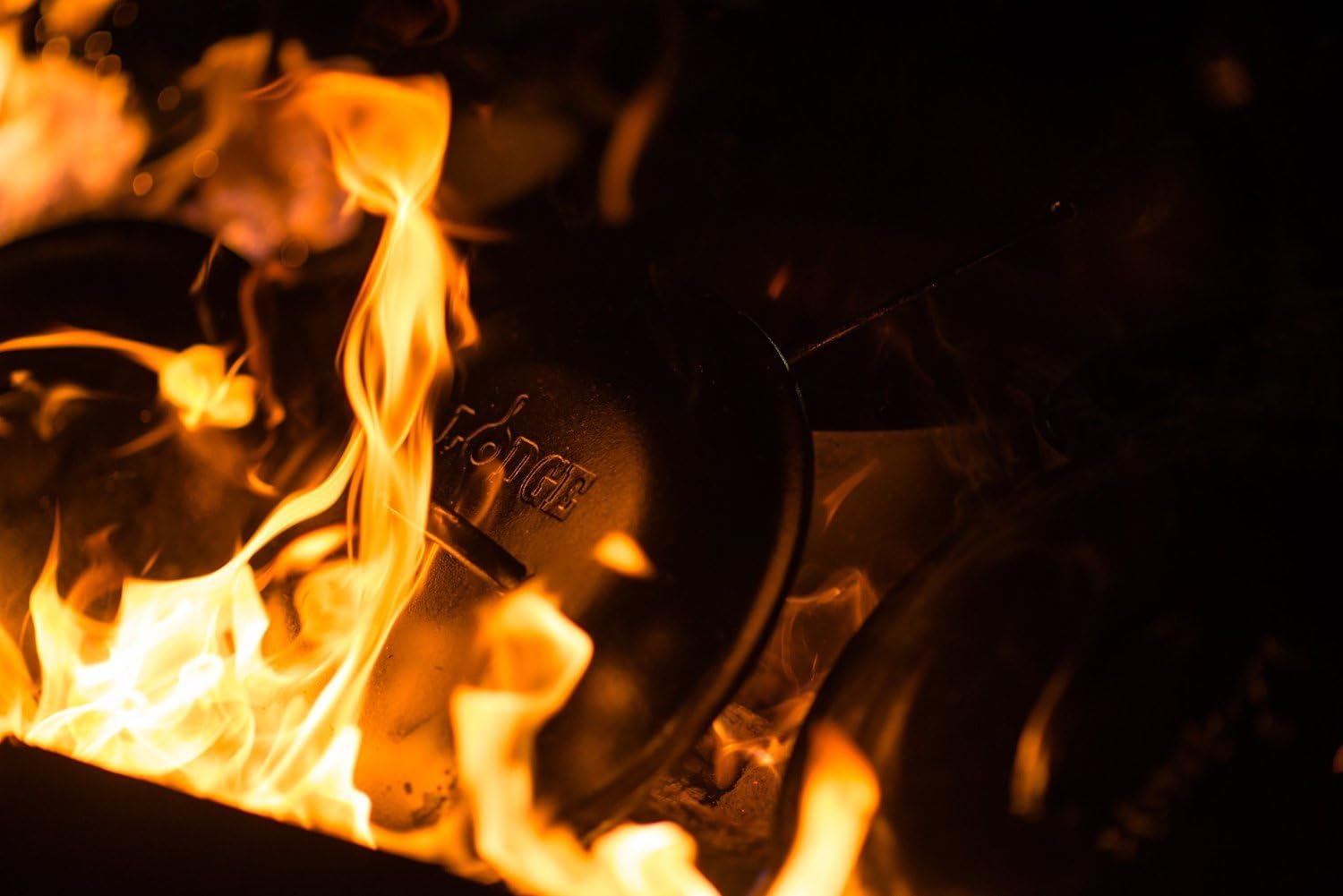 Lodge 8 Quart Pre-Seasoned Cast Iron Camp Dutch Oven with Lid - Dual Handles - Use in the Oven, on the Stove, on the Grill or over the Campfire - Black