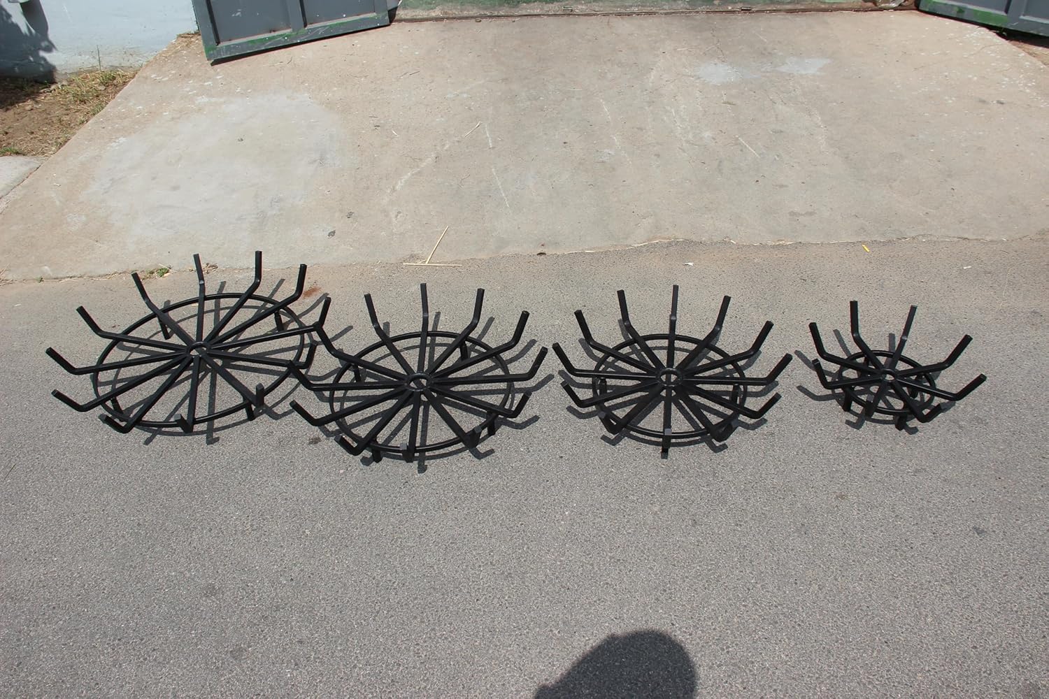 Inch Log Grate Wrought Iron Fire Pit Round Spider Wagon Wheel Firewood Heavy Duty 0.9 in Bar Fireplace Stove Burning Rack Holder 4Legs Chimney Hearth Kindling Stacking (18 Inch)