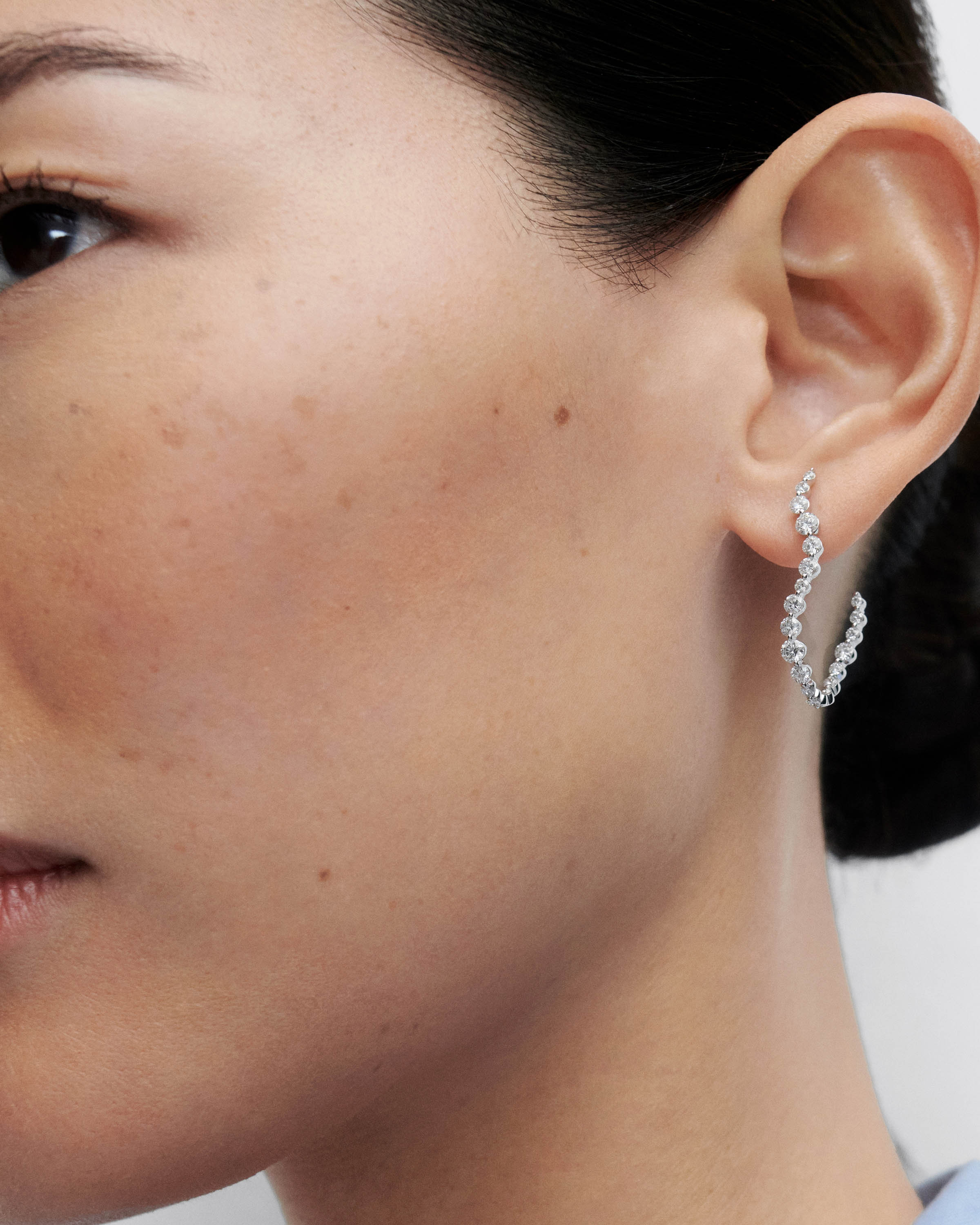 Diamonds and white gold Venus hoops