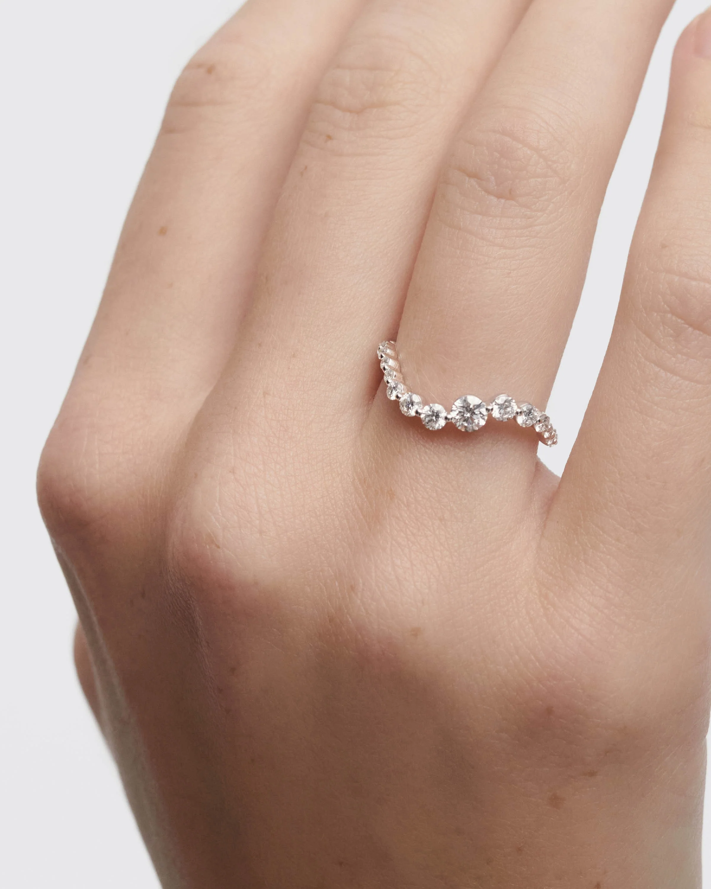 Diamonds and white gold Venus ring