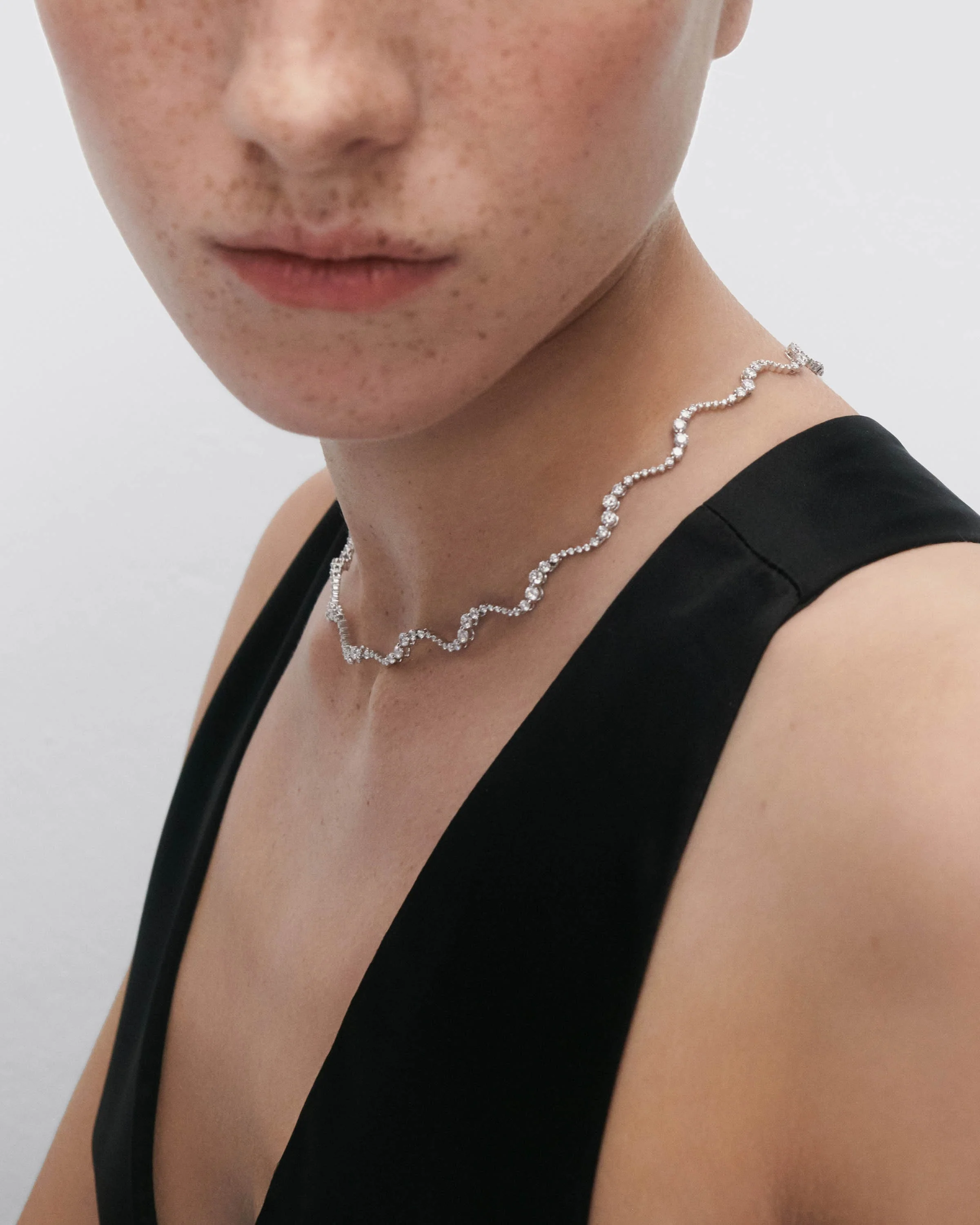 Diamonds and white gold Venus choker necklace