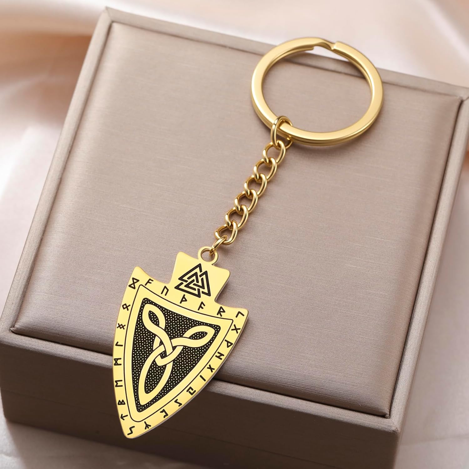EUEAVAN Viking Keychain Odin Valknut Celtic Knot Shield Keyring Nordic Rune Protection Amulet Pagan Jewelry Mythology Gift