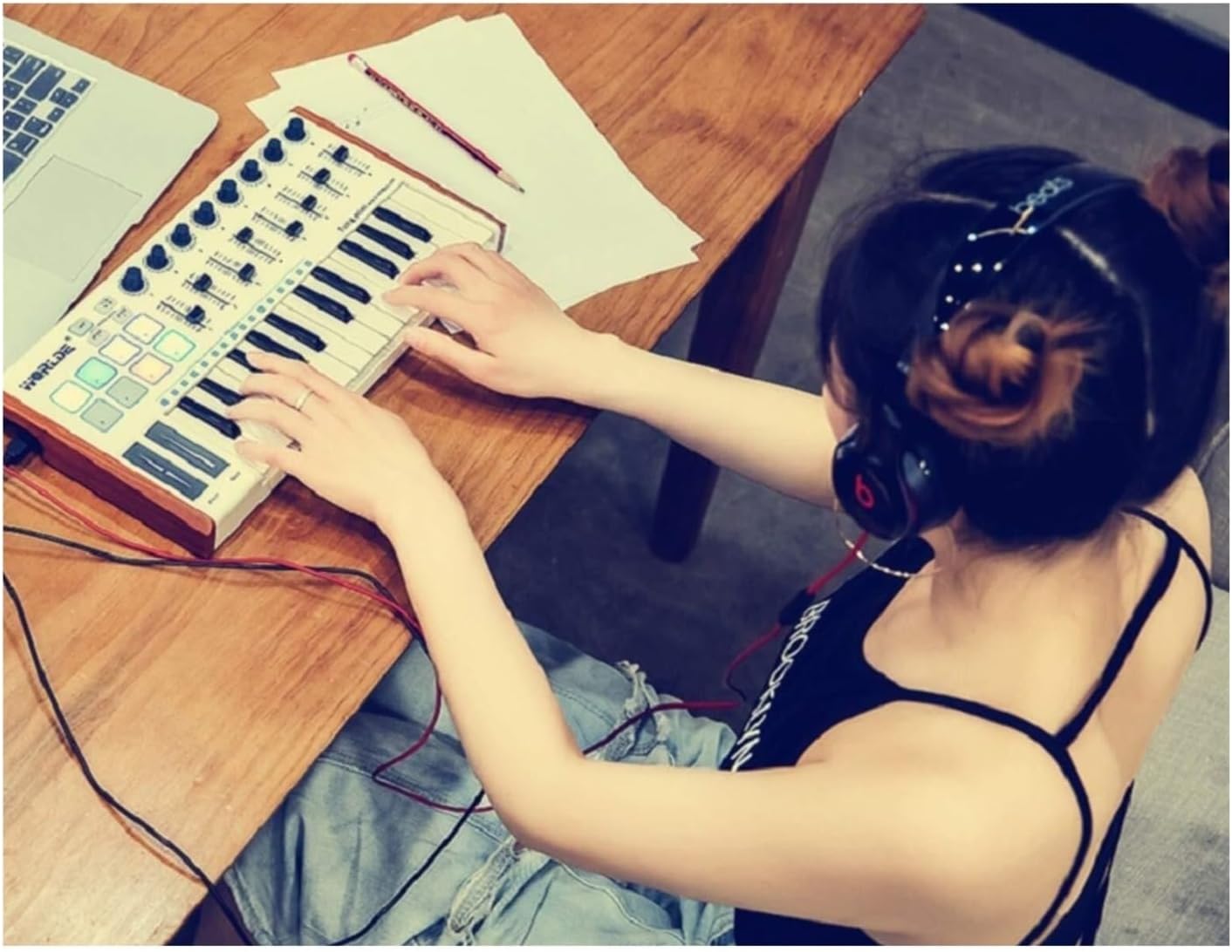 25-Key MIDI Keyboard Controller with Velocity-Sensitive Keys & Customizable Pads, Portable Music Production Tool Applicable to Ableton FL Studio Logic Pro