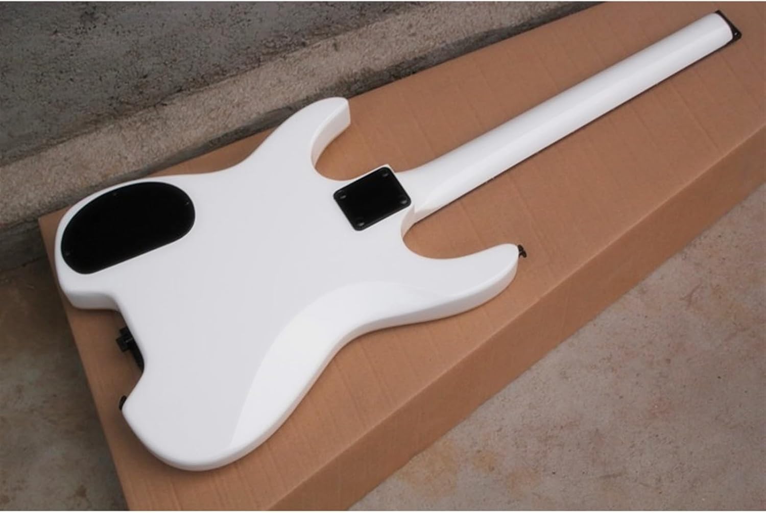 White Headless Electric Guitar with SSH Pickups Rosewood Fretboard 24 Frets Professional Headless Guitar