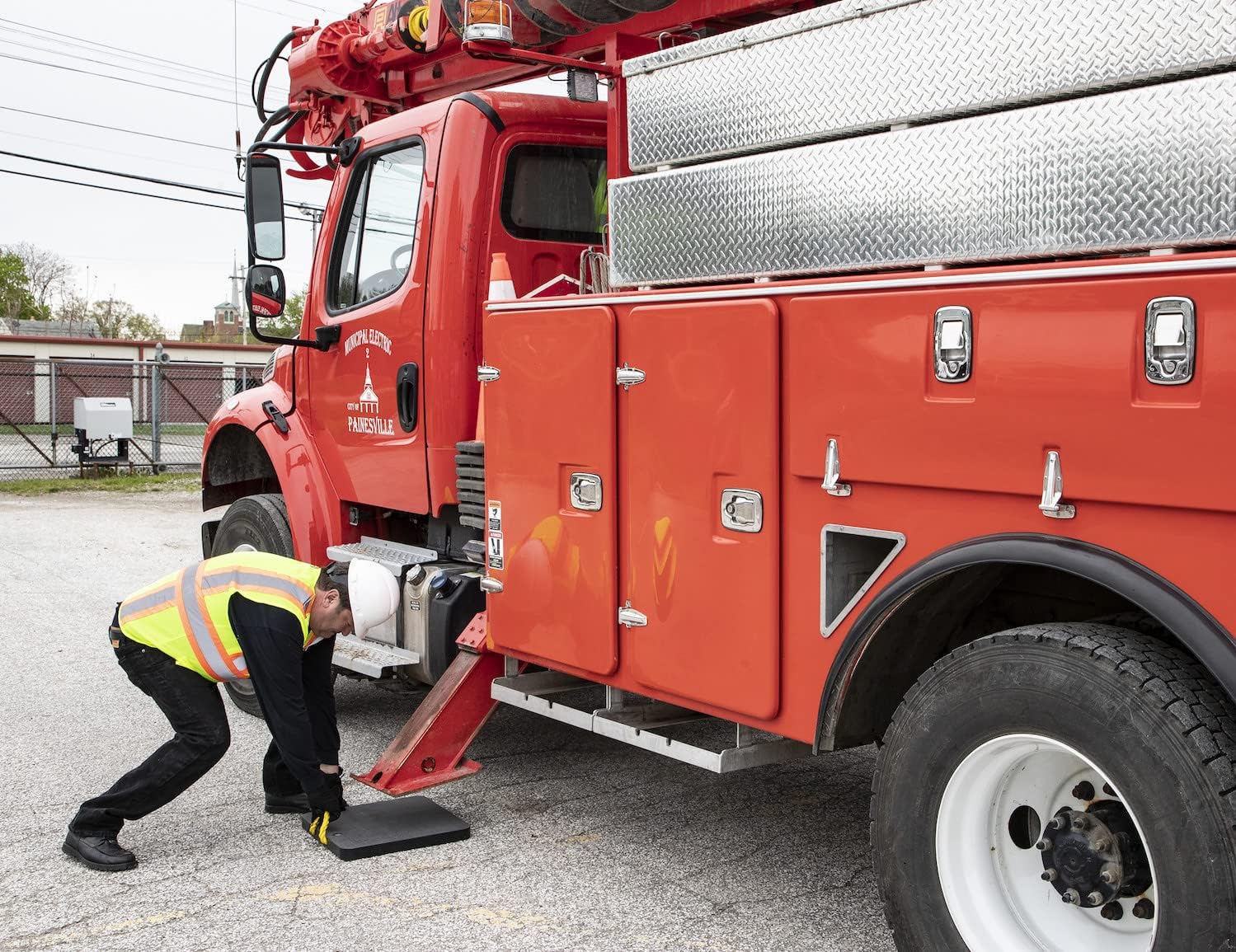 Buyers Products OP242415 HDPE Poly Outrigger Pad 24x24x1.5 Inch – Heavy Duty Jack Pad for Utility Trucks, Cranes, RV Accessories – Lightweight Non Slip Pad with Rope Handle for Trailers & Campers