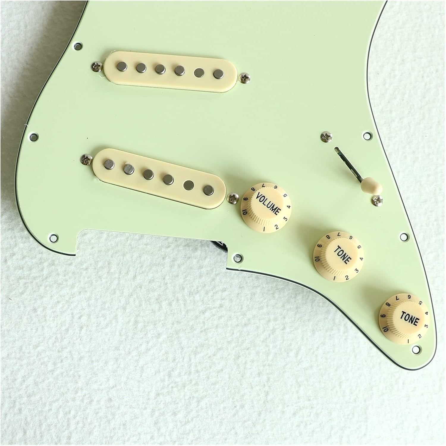 Pickguard Pre-Wired Electric Guitar Accessories Full line Assembly Retro Green Guitar Panel SSS Alnico SQ Pickup for Stratocaster