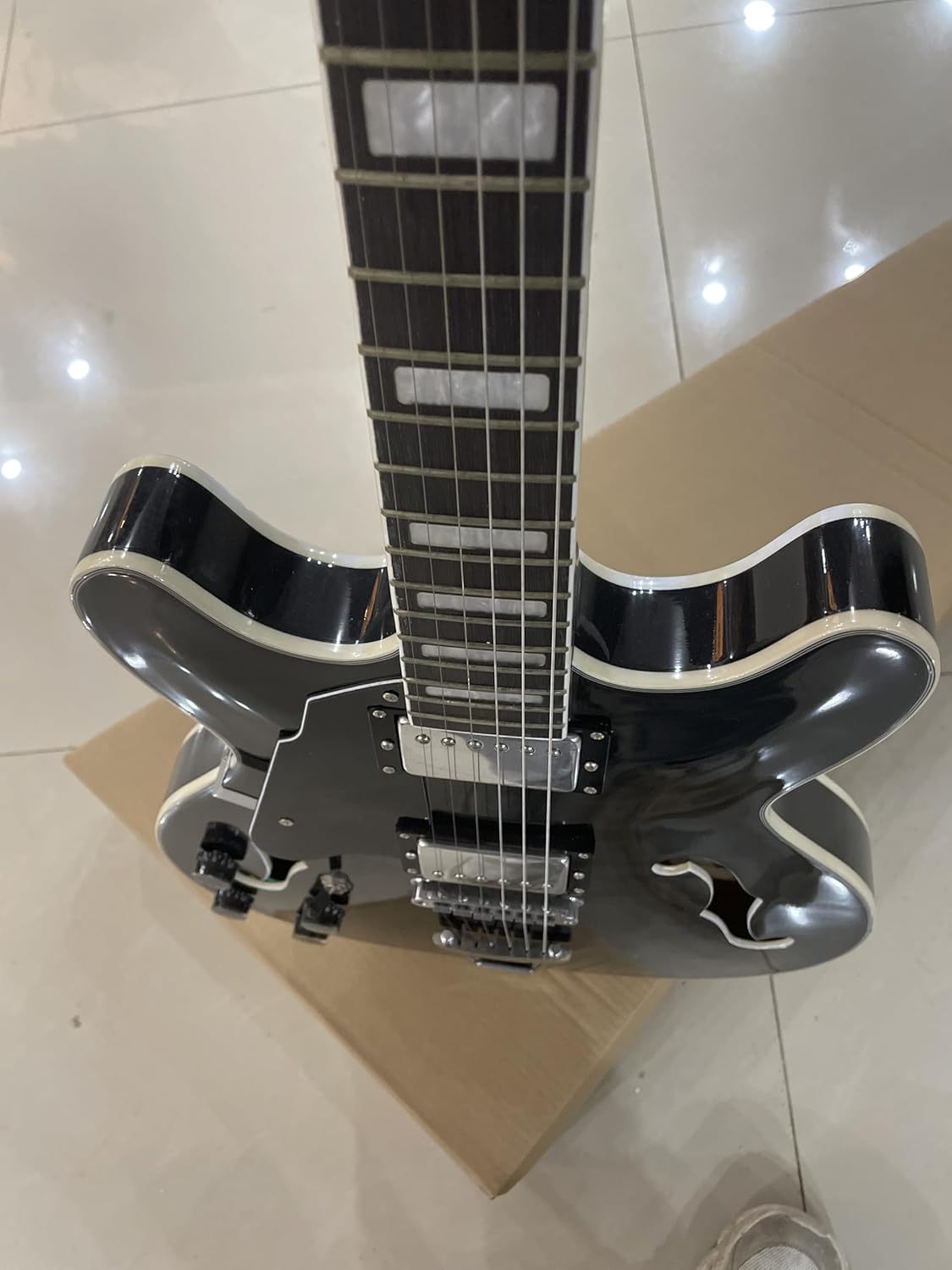 Left-handed，Semi-Hollow Electric Guitar, Black Flamed Maple Top, Chrome Hardware, F-Hole Design