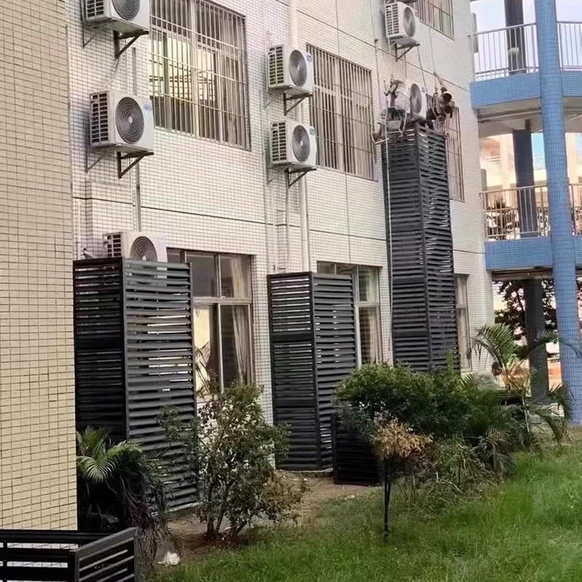 Air Conditioner Cover Breathable Waterproof Shutters Outdoor Air Conditioner Covers For Outside Units Louvered Frame Protective Cover Privacy Fence Screen(Cream,110 * 80 * 60cm)