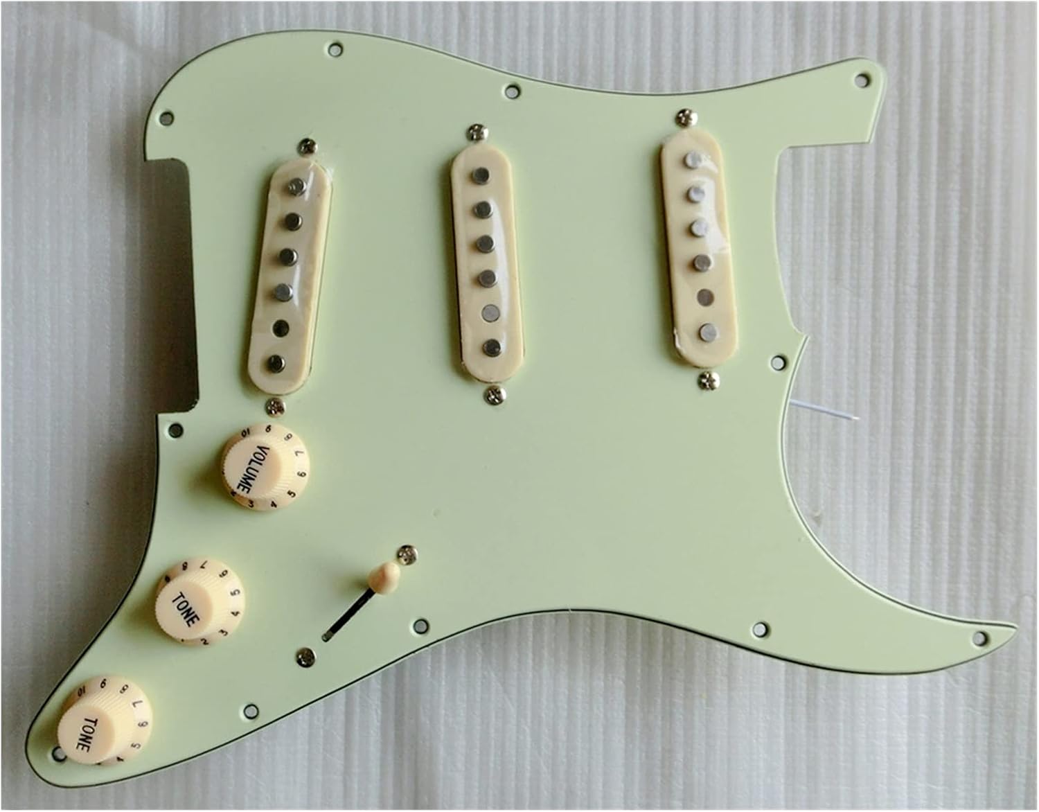 Pickguard Pre-Wired Electric Guitar Accessories Full line Assembly Retro Green Guitar Panel SSS Alnico SQ Pickup for Stratocaster