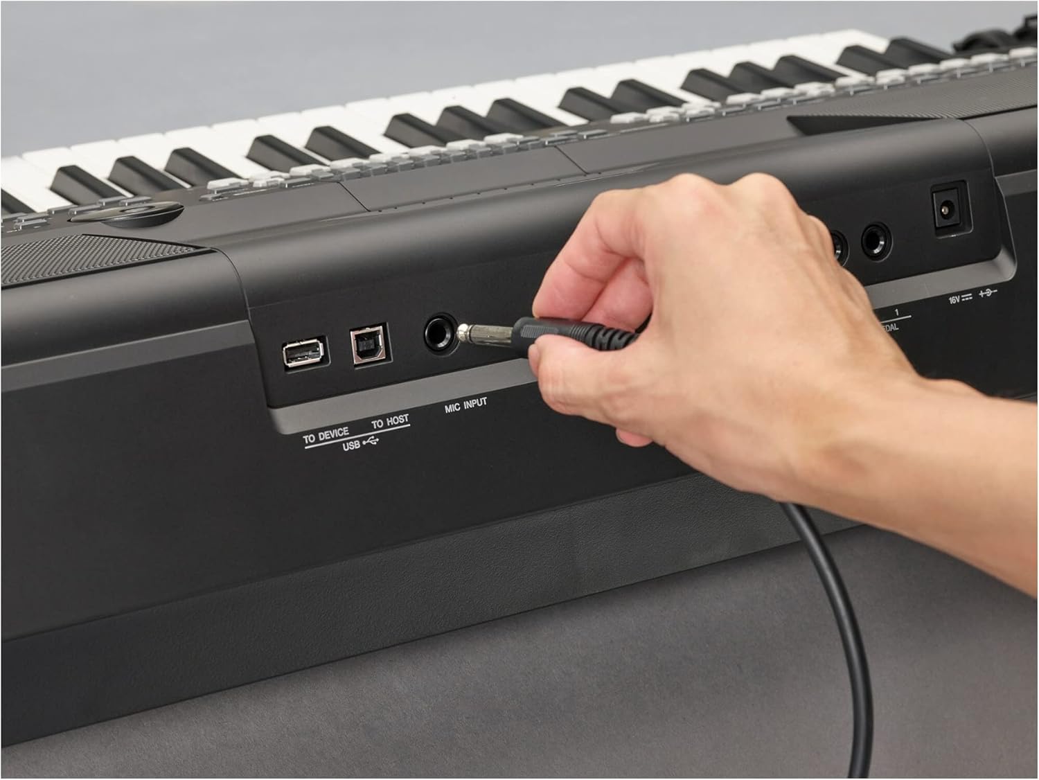 Yamaha 61-Key Arranger Keyboard, Multiple Styles and Voices, Assignable Live Control Knobs, Black PSRSX600