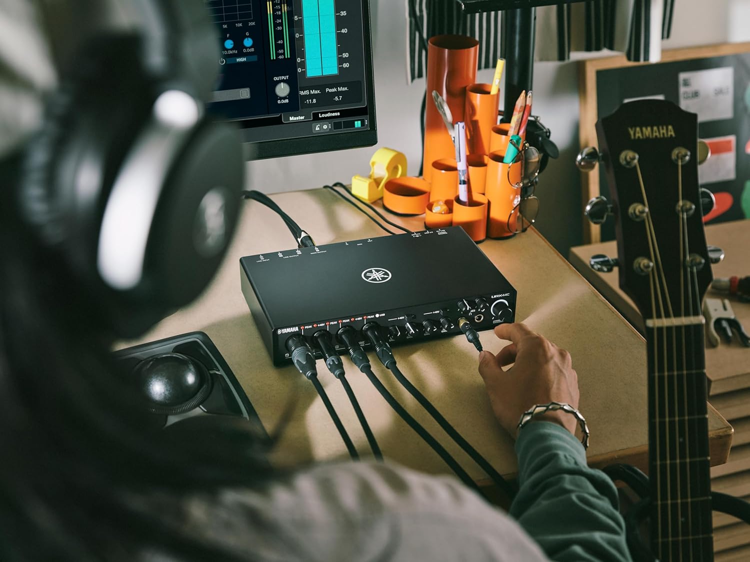 Yamaha 6-in/4-out USB-C Audio/MIDI Interface with 32-bit/192kHz Support, 4 combo and 2 Line Inputs, DSP-Powered Mixing/Effects, Steinberg Software Suite, Black URX44C