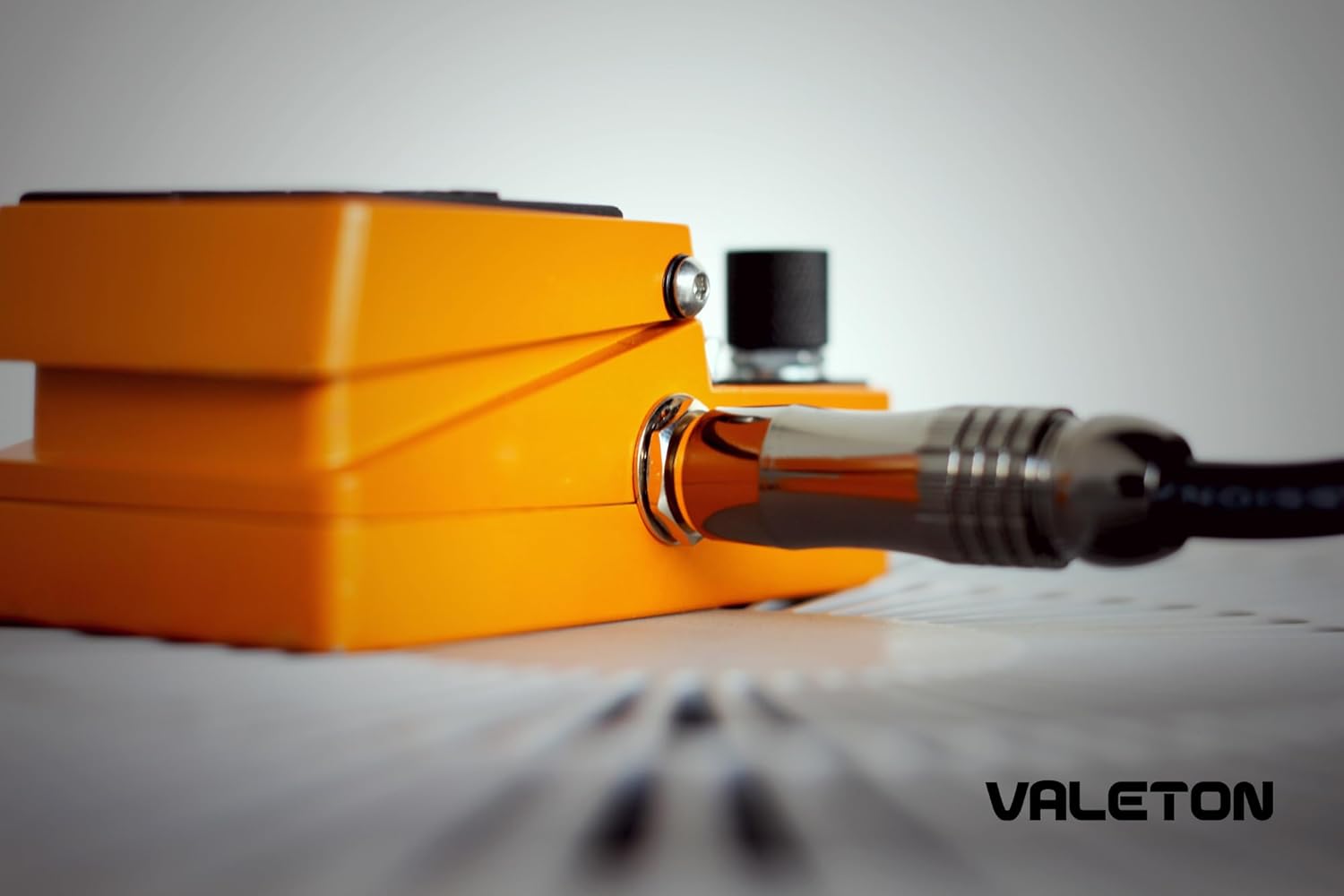 VALETON GP-200 Red Multi Effects Processor + 10ft Cable Bundle Guitar Bass Pedal with Expression Pedal FX Loop MIDI I/O Amp Modeling IR Cabinets OTG USB Audio Interface