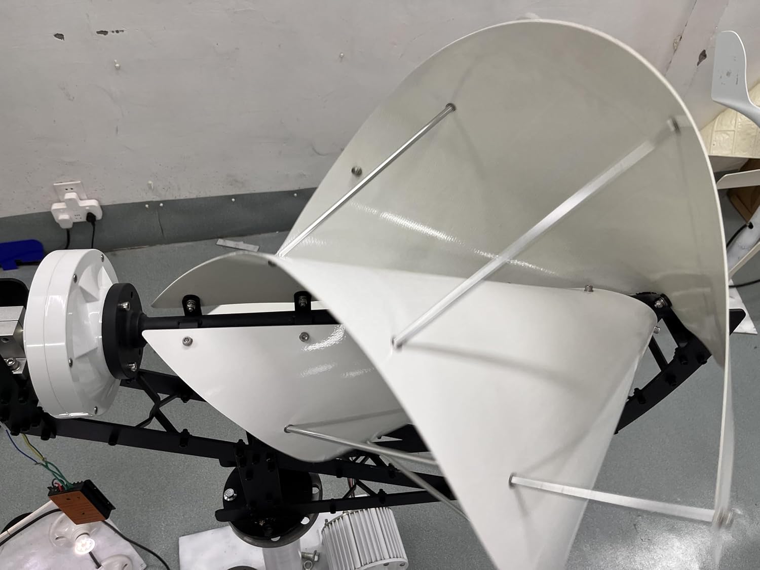 Archimedes 1kW Radio Telescope-Style Vertical Wind Turbine 12V/24V Off-Grid Home Wind Generator with 0.8m Aluminum Blades, Low Start-Up Wind, Three-Phase Permanent Magnet With MPPT (24, Volts)